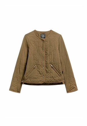 Brązowa pikowana kurtka z okrągłym dekoltem, zapięciem na zatrzaski i dwoma zapinanymi na zamek kieszeniami z przodu, rozłożona na płasko na białym tle.