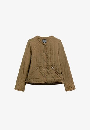 Brązowa pikowana kurtka z okrągłym dekoltem, zapięciem na zatrzaski i dwoma zapinanymi na zamek kieszeniami z przodu, rozłożona na płasko na białym tle.