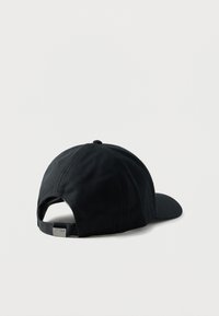 Μαύρο καπέλο μπέιζμπολ με κυρτή γείσο, κατασκευασμένο από ύφασμα, με ρυθμιζόμενο λουράκι πίσω και μικρή μεταλλική λεπτομέρεια με λογότυπο.