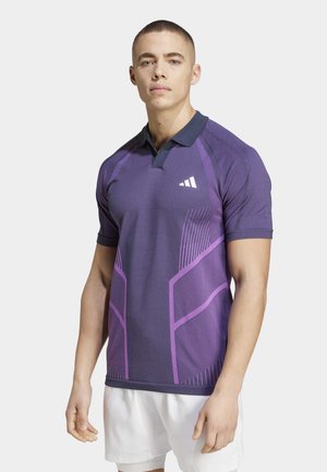 Polo shirt d'athlétisme violet avec un col marine, présentant des motifs géométriques en violet clair, des manches courtes et une coupe slim.