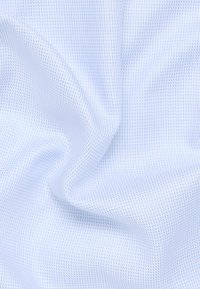 Tessuto in rete blu chiaro con un pattern testurizzato, caratterizzato da piccole aperture a forma di diamante, superficie liscia e una caduta morbida.