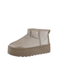 Beige enkelboots met een gladde, glanzende buitenkant, een elastische kraag en een dikke, gestructureerde zool voor grip. Minimalistisch ontwerp zonder zichtbare hardware.