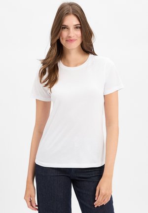 Weißes T-Shirt mit kurzen Ärmeln, rundem Ausschnitt und weichem Baumwollmaterial. Dezentes Logodetail nahe der Schulter.