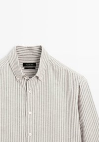 Gestreept blouse met een zachte textuur, met lichtgrijze en witte verticale strepen, een omgeslagen kraag en witte knopen.