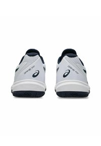 Zapatillas deportivas blancas con acentos en azul oscuro, diseño texturizado en el talón y la marca "GAME FF" en la parte posterior. Suela de goma con patrón de agarre.