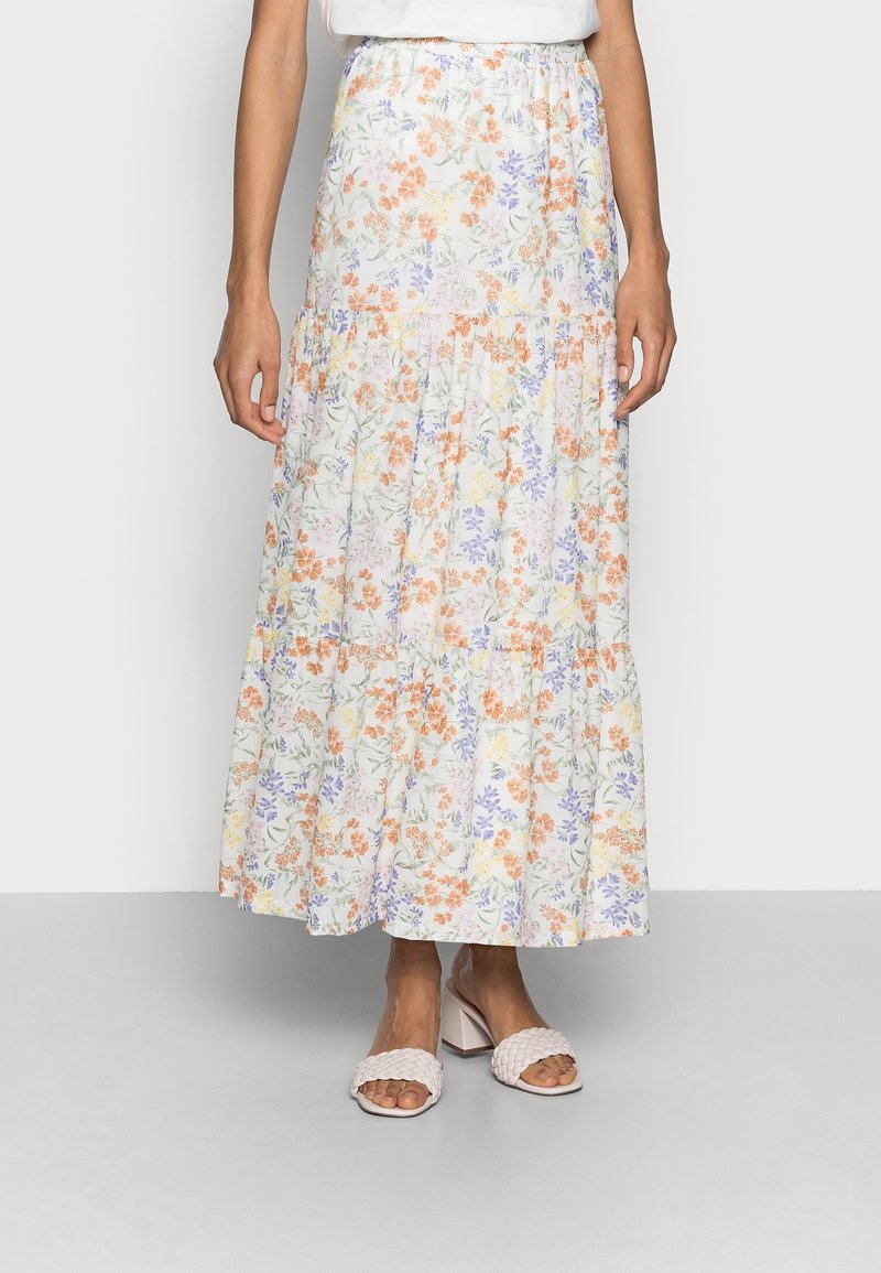 Floral maxi rok met meerkleurige patronen in oranje, paars en pastel op een lichte achtergrond. Elastische tailleband; gelaagd ontwerp.