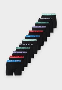 Δέκα μαύρα ανδρικά εσώρουχα boxer διατεταγμένα διαγώνια, κάθε ένα με διαφορετικό χρώμα ζώνης με λογότυπο, συμπεριλαμβανομένων μπλε, κόκκινου, μωβ, πράσινου και μαύρου.