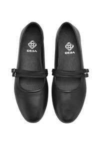 Schwarze Leder-Ballerinas mit abgerundetem Zehenbereich, doppelten Riemen über dem Fußrücken und einer strukturierten Innensohle mit einem Logo.