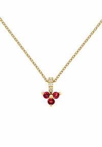 Collar de oro con una cadena torcida. El colgante presenta tres piedras preciosas rojas y una fila de pequeñas piedras claras engastadas en oro.