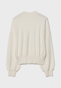 Maglione lavorato a maglia di colore crema con colletto a girocollo a coste, maniche a palloncino e orlo aderente. Morbida texture, design minimalista.