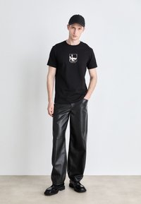 Calvin Klein Jeans GRID BOX TEE - Trükipildiga T-särk - black