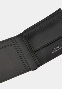 Schwarze Lederbörse mit mehreren Kartenfächern, einem klaren Ausweisfach und geprägtem Logo. Glatte Textur mit genähten Kanten und klappbarem Design.