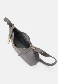 Borsa a tracolla di pelle grigia con una cerniera dorata, apertura superiore e tracolla regolabile. L'interno presenta una fodera morbida e tasche.