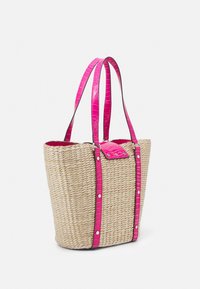 Borsa a tracolla in paglia intrecciata con manici e dettagli in finta cocco rosa brillante, dotata di una base piatta e di una cucitura lungo i lati.
