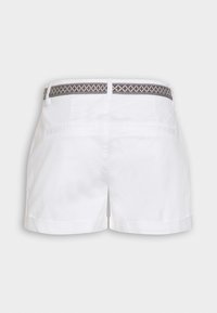 Shorts en coton blanc avec un ourlet plié et une ceinture à motifs contrastants. Comprend deux poches arrière et un design à l'avant plat.