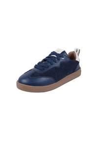 Sneaker blu navy con punta in pelle liscia, pannello laterale in suede e suola in gomma con un motivo testurizzato. Design con allacciatura e tab sul tallone.