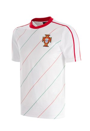 Witte sporttrui met korte mouwen met diagonale rode en groene strepen, rode kraag en schouderstrepen, en een meerkleurig geborduurd wapen op de borst.