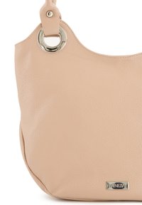 Leren schoudertas in een zachte beige tint, met een gladde textuur, een metalen ringaccent en een klein merkembleem aan de voorkant.