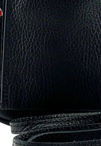Zwarte leren handtas met textuur, voorzien van een rode logo-accent en een lange schouderriem. Compact ontwerp geschikt voor casual gebruik.
