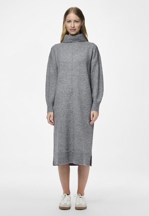 Robe en mélange de laine grise avec un col haut, des manches longues et des poignets côtelés. Présente des fentes latérales à l'ourlet et un design à coupe décontractée.