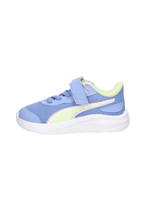Zapatilla deportiva infantil azul claro con correa de velcro, detalles en amarillo y rosa, parte superior de malla transpirable y suela acolchada blanca.