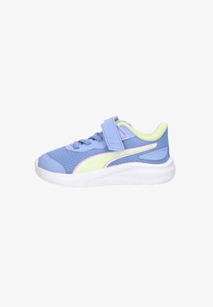 Zapatilla deportiva infantil azul claro con correa de velcro, detalles en amarillo y rosa, parte superior de malla transpirable y suela acolchada blanca.