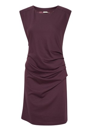 Bezrękawna sukienka do kolan w kolorze śliwkowym, z okrągłym dekoltem i marszczonym, drapowanym detalem z przodu.