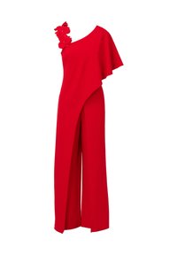 Červený overal s jedním ramínkem a širokými nohavicemi, s asymetrickým drapovaným přehozem a třemi červenými květinovými aplikacemi na rameni.