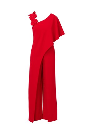 Červený overal s jedním ramínkem a širokými nohavicemi, s asymetrickým drapovan�ým přehozem a třemi červenými květinovými aplikacemi na rameni.