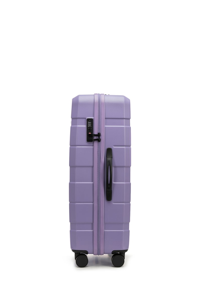 Valise rigide violette avec surface texturée, fermeture éclair noire, serrure à combinaison, poignée supérieure et quatre roues noires pour la mobilité.