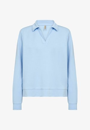 Šviesiai mėlynas ilgomis rankovėmis megztinis su polo apykakle, V formos iškirpte ir laisvu siluetu. Minkšta, lygi medžiaga; apačia siekia liemenį.