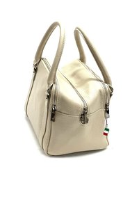 Beige leren handtas met dubbele rits, twee handvatten, rechthoekige vorm, gestructureerd oppervlak en een klein sleutelhanger-detail met de Italiaanse vlag.