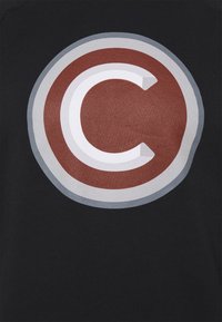 Tela negra con un gran gráfico circular en marrón, blanco y gris, con la letra "C" en el centro. Textura suave y diseño audaz.
