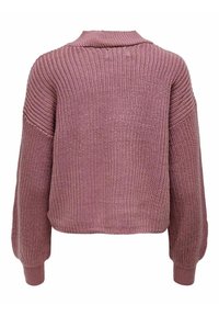 Liliowy sweter wełniany o wypukłym splocie, z długimi balonowymi rękawami, dopasowanymi mankietami i szerokim, złożonym kołnierzem, pokazany z tyłu.