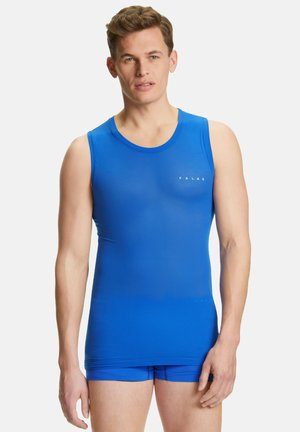 Top sin mangas azul hecho de material elástico, con diseño ajustado y cuello redondo, que presenta el logo "FALKE" en la parte delantera, combinado con pantalones cortos a juego.