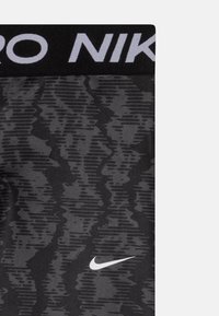 Nike Performance NIKE PRO DF SHORT  - Leggingek - black/white