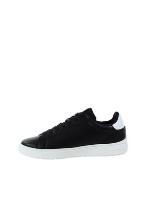 Czarny niski trampki z białą podeszwą i białym akcentem na pięcie, zawiązywane na sznurówki, z gładką skórzaną cholewką.