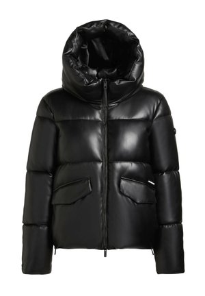 Chaqueta de plumas negra con acabado brillante, capucha de gran tamaño, dos bolsillos frontales de parche y cierre de cremallera. Textura suave y acolchada en todo su diseño.