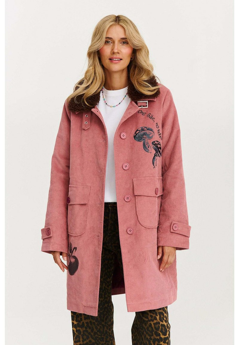 Ružový kordový kabát s umelým kožušinovým golierom, s prehnanými gombíkmi, dvoma prednými vreckami a vyšívanými dizajnmi medúz a jabĺk.
