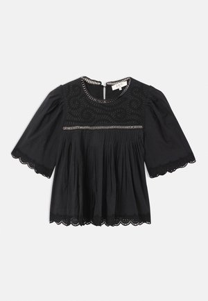 Zwarte blouse met korte mouwen, kantafwerking op de mouwen en zoom, geborduurde hals, geplooide voorkant en kettingdetail langs de halslijn en borst.