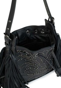 Czarna skórzana torba z frędzlami, ozdobiona srebrnymi ćwiekami w wirującym wzorze. Posiada zapięcie na sznurek oraz solidny pasek na ramię.