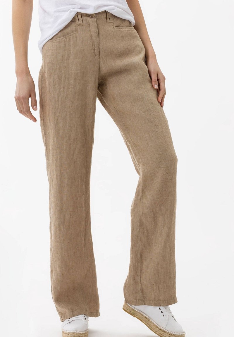 Pantalon large en lin de couleur marron clair, avec une finition texturée, un design classique à cinq poches et une taille mi-haute.