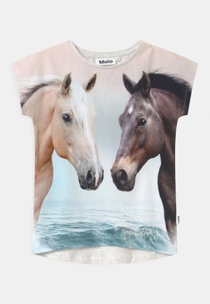 Lekka koszulka z krótkim rękawem z fotograficznym nadrukiem dwóch koni na tle wody. Miękka tkanina, zaokrąglony dekolt, luźny krój.