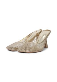 Mule con punta a forma di stivale color oro, con tacco a blocco flared basso e design slip-on, su uno sfondo bianco.