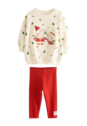 Witte sweatshirt met feestelijke illustraties en pomponaccenten, gecombineerd met rode geribbelde legging met een klein logovlaggetje.