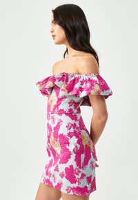 BWLDR SASH - Koktailové šaty/večierkové šaty - hot pink floral jacquard