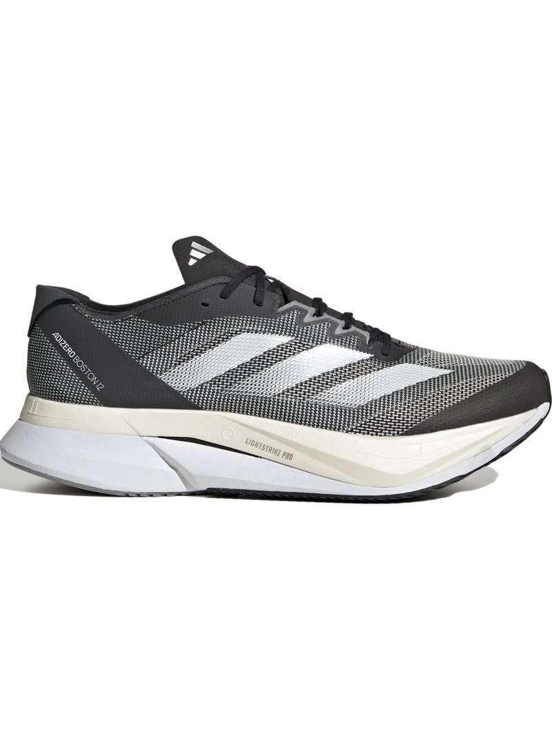 Baskets de course noires et grises avec un upper en mesh, trois rayures blanches, et une semelle légère dotée d'un design courbe et d'accents texturés.
