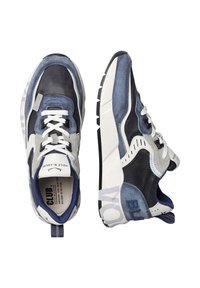 Scarpe da ginnastica atletiche blu navy e azzurro chiaro, realizzate in materiali scamosciati e in mesh. Caratterizzate da lacci bianchi, dettagli testurizzati e logo sul lato.