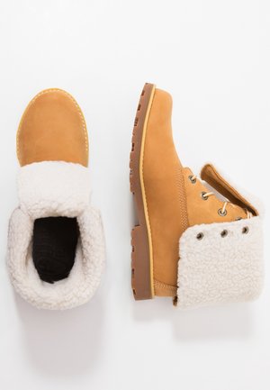 Beżowe zimowe buty z odwijanymi mankietami wyłożonymi białym polarem, sznurowane z przodu, z wytrzymałymi brązowymi podeszwami, widok z góry i z boku.