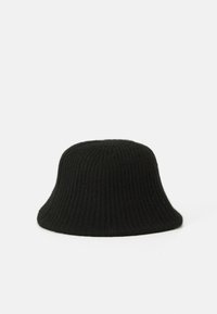 Sort strikket bucket hat med ribbet tekstur, der har en bred, nedadgående skygge og en tætsiddende krone.